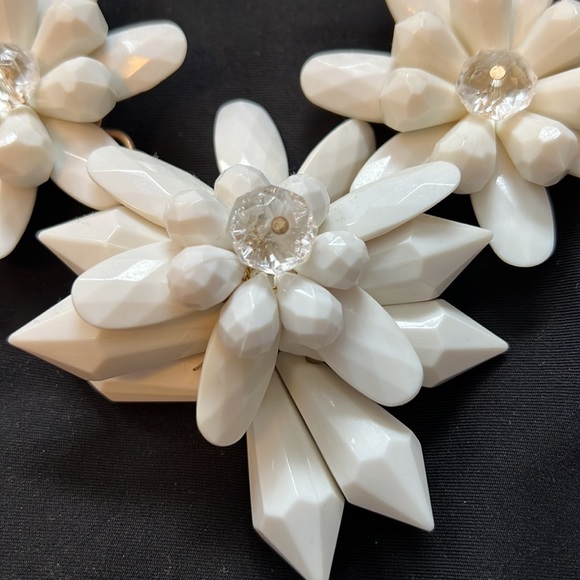 18” Gold and Ivory Statement Necklace. - Picture 2 of 2